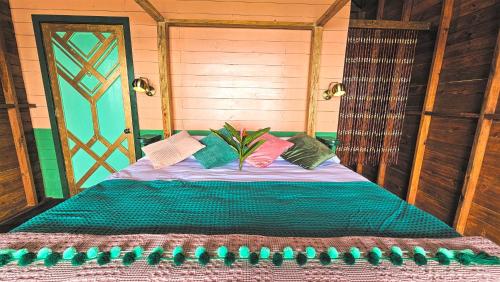 uma cama com almofadas num quarto em The Sea Monkey em Bocas del Toro