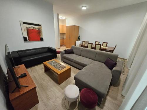 salon z kanapą i telewizorem w obiekcie Apart Nel w mieście Praia