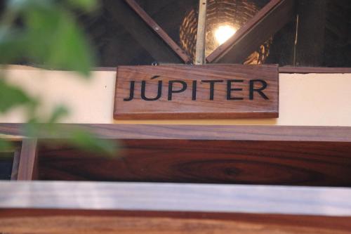 a wooden sign that reads juger on a table at Casa AVA in Mazunte