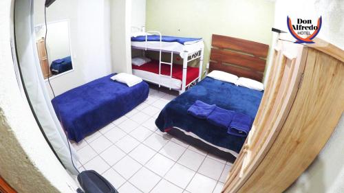 Bunk bed o mga bunk bed sa kuwarto sa DON ALFREDO HOTEL