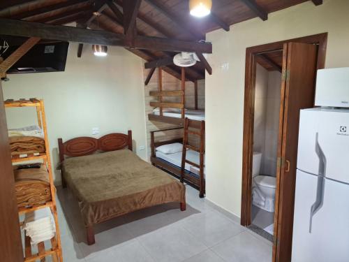 um quarto com um beliche e um frigorífico em Espaço Rural Água da Onça em Guararema