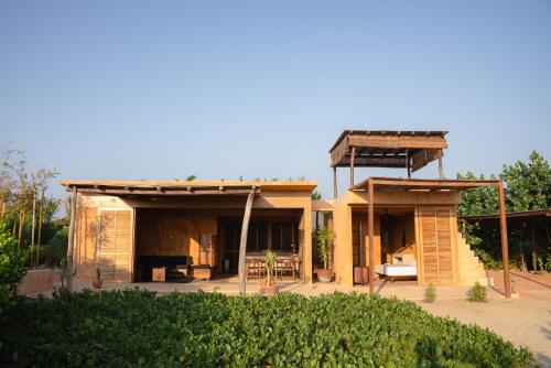 a house that is being built in a yard at Mazul Puerto Escondido in Tlachicón