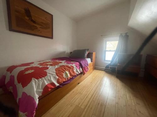 1 dormitorio con cama y ventana en Private Loft 5 min away from LGA en East Elmhurst