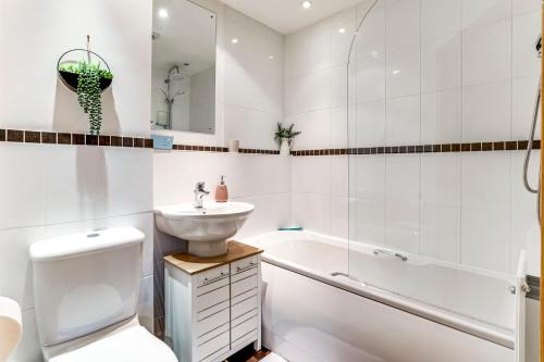 een badkamer met een wastafel, een toilet en een bad bij Entire 2 Bed Flat Contractors Families and Relocators in Ware