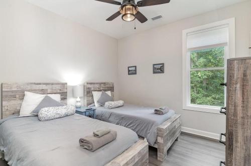 En eller flere senge i et værelse på Bright Modern 4 Bdrm House Near Beach Pet Friendly