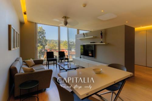 - un salon avec un canapé et une table dans l'établissement Capitalia - ApartHotel - San Angel Inn, à Mexico