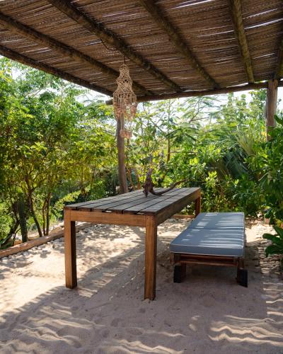 a wooden table with a bird sitting on top of it at Mazul Puerto Escondido in Tlachicón