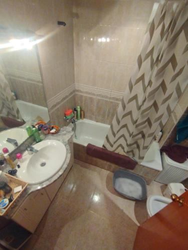 a bathroom with a sink and a toilet and a tub at Apartamento palafolls in Palafolls