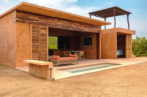 a small house with a pool in the backyard at Mazul Puerto Escondido in Tlachicón