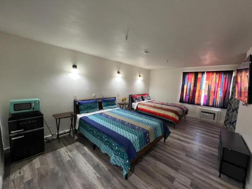 a bedroom with two beds and a tv in it at La Unica in Austin