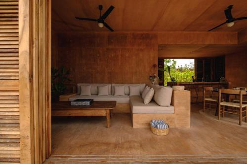 a living room with a couch and a table at Mazul Puerto Escondido in Tlachicón