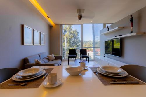 een keuken en woonkamer met een tafel en stoelen bij Capitalia San Angel Inn in Mexico-Stad