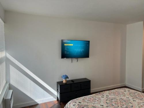 オースティンにあるLa Unicaのベッドルーム1室(壁に薄型テレビ付)