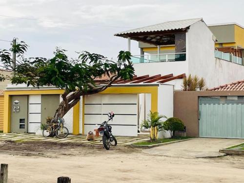 una motocicleta estacionada frente a una casa en Villa Prado, en Prado