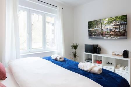 um quarto com uma cama grande e um cobertor azul em Lux Nest II City Apartment URBAN STAY em Zagreb