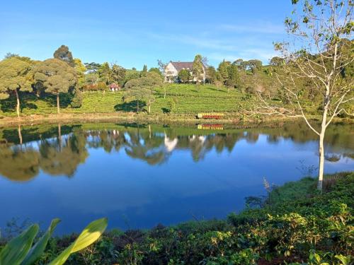 Blick auf einen See mit einem Haus im Hintergrund in der Unterkunft Bumina EENK 
