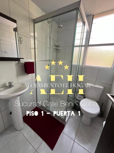 uma casa de banho com um chuveiro, um WC e um lavatório. em El Hogar - Sucursal Calle Beni - Edificio Auriga 272 con Garaje cubierta em Cochabamba