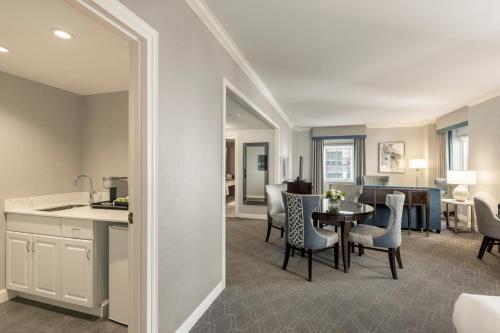 Posezení v ubytování Fairmont Olympic Hotel