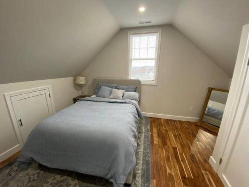 1 dormitorio con cama y ventana en Stunning and Beautiful 4 beds, 3 bath house located in Quincy near Quincy Adam RED LINE transit, en Quincy