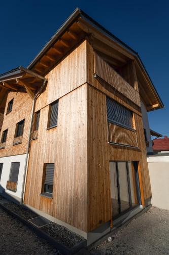 a wooden building with windows on the side of it at Neu! Auszeit in der Bergen in Wertach