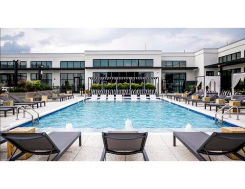 亞特蘭大的住宿－Atlanta at The Interlock Lux Escape，一座带椅子的大型游泳池和一座建筑