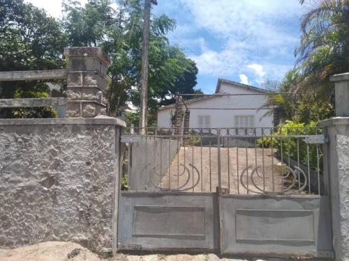 Stara brama przed białym domem w obiekcie Casa Delicia em Passa Quatro Até 4 pessoas w mieście Passa Quatro