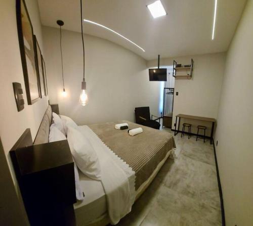 a bedroom with a bed and a table and chairs at Apartamento 1 quarto em Copacabana in Rio de Janeiro