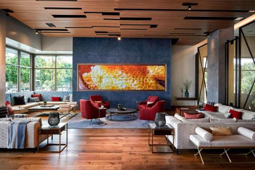 Ein Sitzbereich in der Unterkunft Marriott Irvine Spectrum