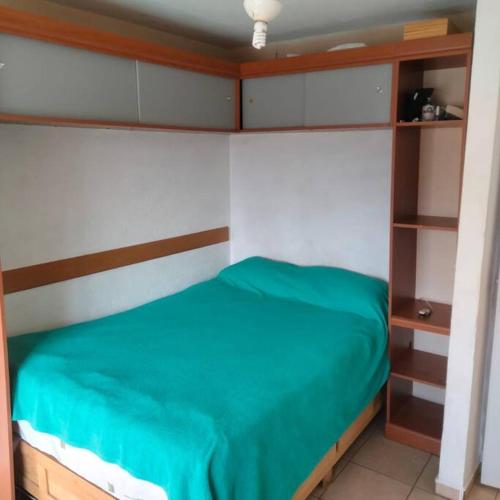 1 dormitorio con 1 cama con manta verde en casa sola dos niveles, en Chalco de Díaz Covarrubias
