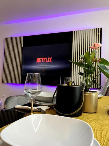 einen Tisch mit einem Teller und einem Glas Wein in der Unterkunft Penthouse, Sonnenbalkon, Netflix in Saarbrücken