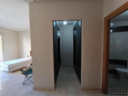 un pasillo con una puerta que conduce a un dormitorio en Casablanca Geusthouse, en Casablanca