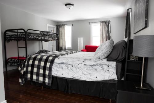 - une chambre avec des lits superposés et un canapé rouge dans l'établissement Mountain charm near Mount Sutton, à Sutton