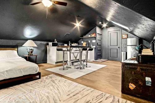 1 dormitorio con 1 cama y cocina con barra. en Spring Sanctuary Stylish Haven Near Asian Dist, en Oklahoma City