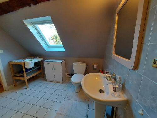 Bathroom sa Gîte Ruillé-Froid-Fonds, 4 pièces, 6 personnes - FR-1-600-61