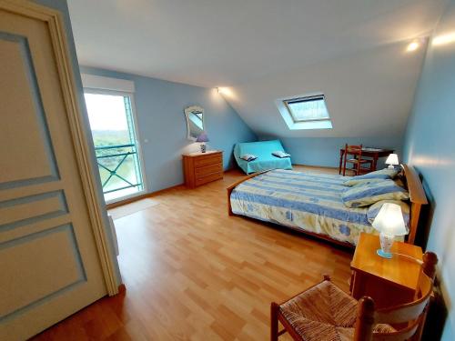 - une chambre avec un lit, une table et un miroir dans l'établissement Gîte Saint-Mars-sur-la-Futaie, 4 pièces, 6 personnes - FR-1-600-94, à Saint-Mars-sur-la-Futaie
