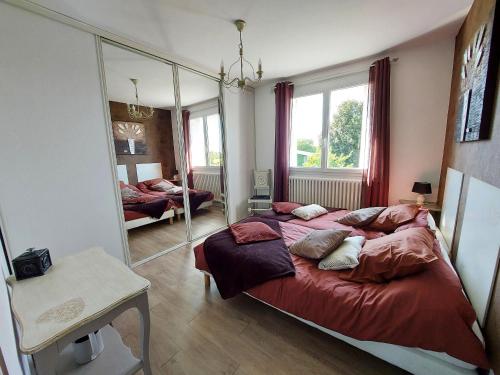 1 dormitorio con 1 cama grande y espejo en Gîte Courbeveille, 5 pièces, 7 personnes - FR-1-600-101, 