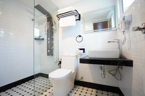 a bathroom with a toilet and a sink at Dê MOCCIS Boutique Hotel in Kuala Lumpur