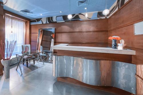 een bar in een kamer met een tafel en stoelen bij Moderne Hotel in New York