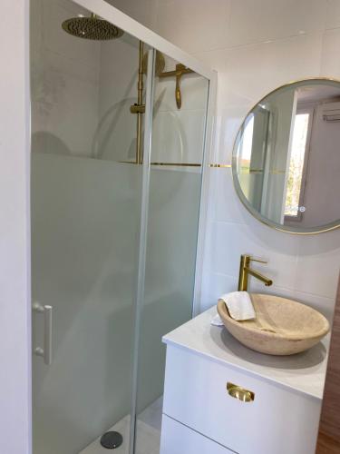 une salle de bain avec un lavabo et un miroir dans l'établissement Studio1, à Avignon