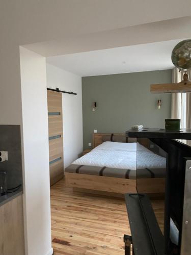 une chambre avec un lit et un bureau dans une pièce dans l'établissement Studio1, à Avignon