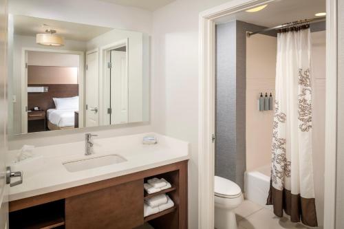 W łazience znajduje się umywalka, toaleta i lustro. w obiekcie Residence Inn by Marriott Williamsport w mieście Williamsport