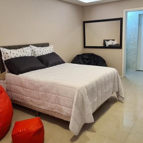 1 dormitorio con 1 cama grande en una habitación en Hospedagem Almirante en São Francisco de Paula