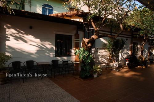 a statue of a woman standing in front of a house at ngaunhien's house - Homestay in Thôn Dư Khánh