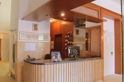 a restaurant with a counter in a room at Europäischer Hof am Dom in Cologne