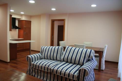 a living room with a couch and a table at Apartaments Tarrega Lagranja in Tárrega