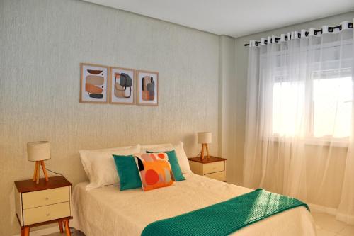 Apartamento da Júlio في ساو فرانسيسكو دي باولا: غرفة نوم مع سرير مع مواقف ليلتين ونافذة