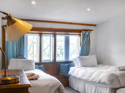哈沃斯的住宿－Weavers Cottage，一间卧室设有两张床和窗户。