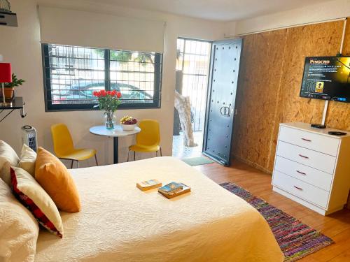 a bedroom with a bed and a table with chairs at Beguest Centro Concerts & Events in Mexico City