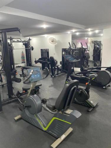 a gym with several exercise bikes and tread machines at Apartamento com varanda in Guarujá