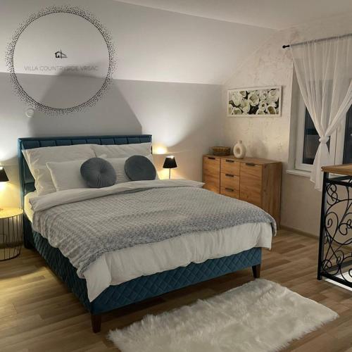 - une chambre avec un grand lit et 2 oreillers dans l'établissement Villa Countryside Vrsac, à Vršac